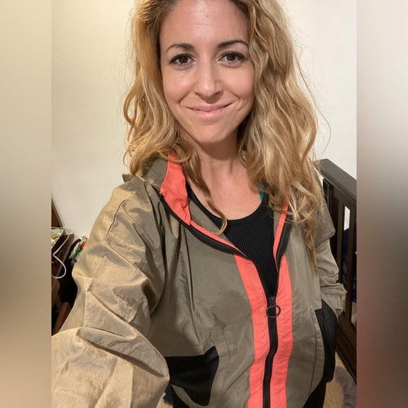 Reebok 2021 Light Weight Fitness Windbreaker - Picture 3 of 8